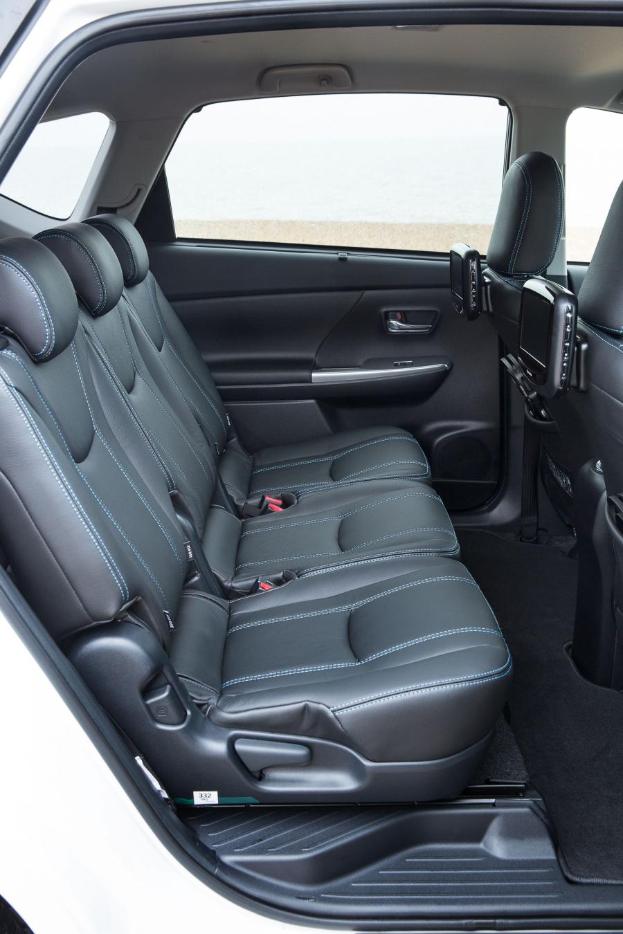  Toyota Prius + 2015 года  (UK) (фото 23 из 25)